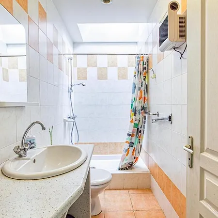Prázdninový dům 2 Bedroom Cozy In *